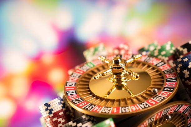 Close-up of Book of Dead expanding wild symbol and free-spin trigger display